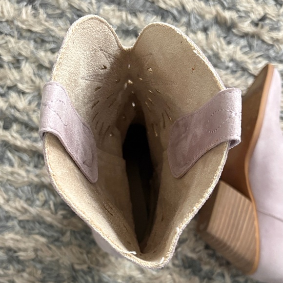 Elegant Light Lavender Heeled Boots, Size 6 - Picture 8 of 11